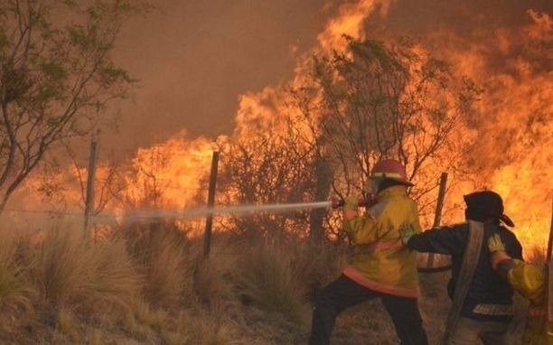 Se mantienen activos los incendios en Córdoba con un foco en Cruz del Eje