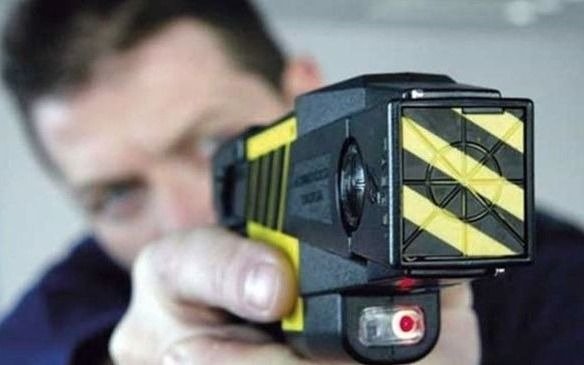 La Plata y otras comunas opositoras quieren comprar pistolas Taser