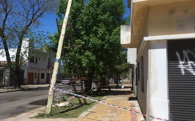 Alertan por un poste a punto de caerse en diagonal 76 esquina 48