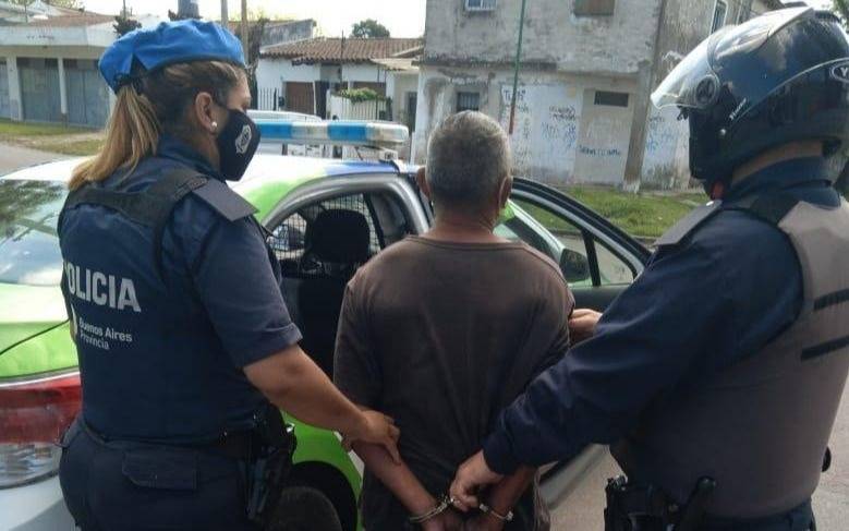 Exhibiciones obscenas delante de una mujer y su hijo