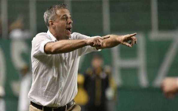 Lucas Pusineri prepara el equipo para enfrentar el jueves a Atlético Tucumán