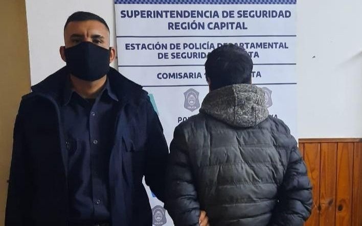 Golpeó a su ex y a un amigo de la chica, que la defendió