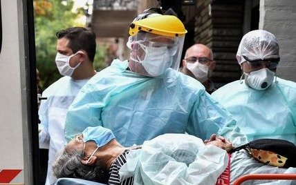 Por un brote en un geriátrico de Ensenada trasladan a 24 adultos