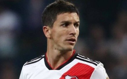 Nacho Fernández se quedó con la “10” del Millonario, pero no tuvo un buen estreno