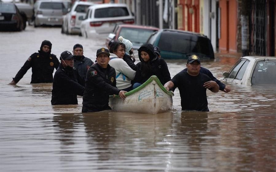 Eta se aleja de Cuba y amenaza a la península de la Florida