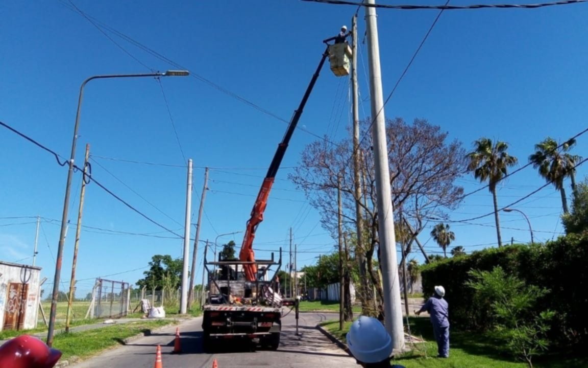Continúa la instalación de columnas de hormigón para el tendido eléctrico