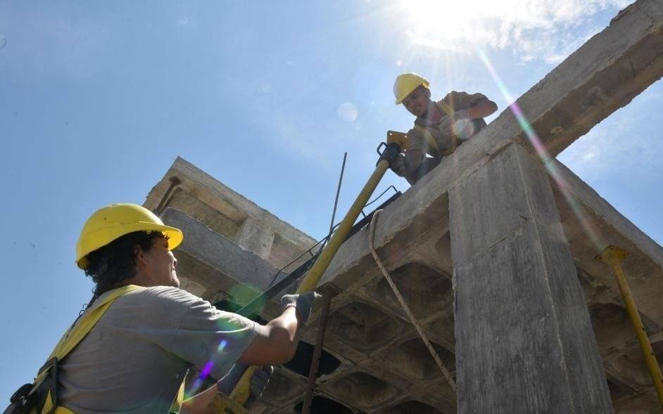 Retoman la construcción de diez viviendas en Melchor Romero