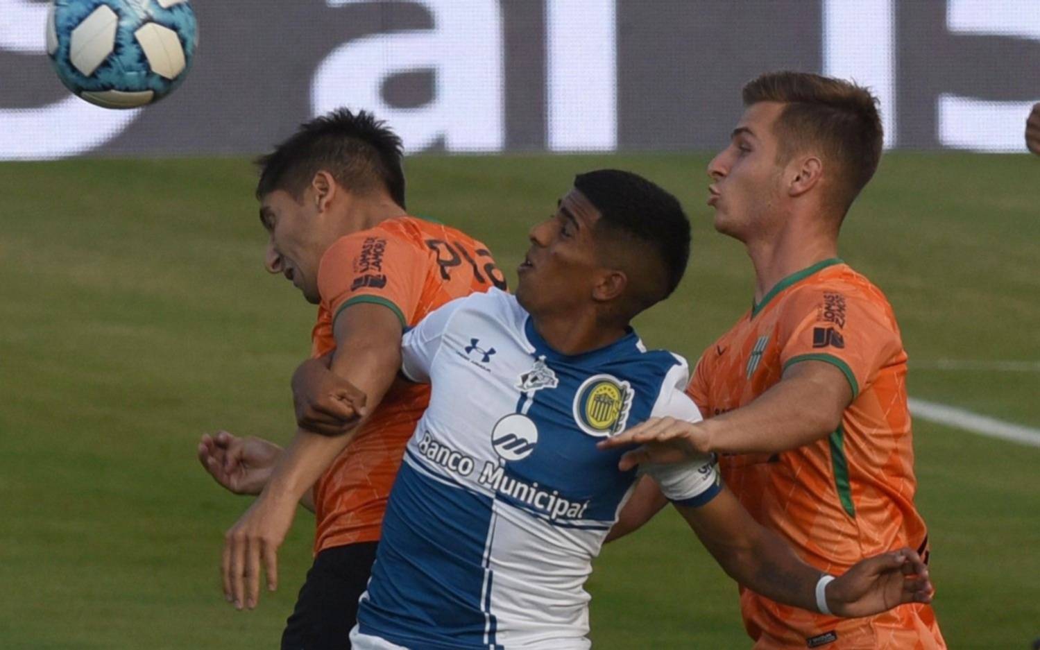 El Taladro goleó al Canalla y mira desde arriba