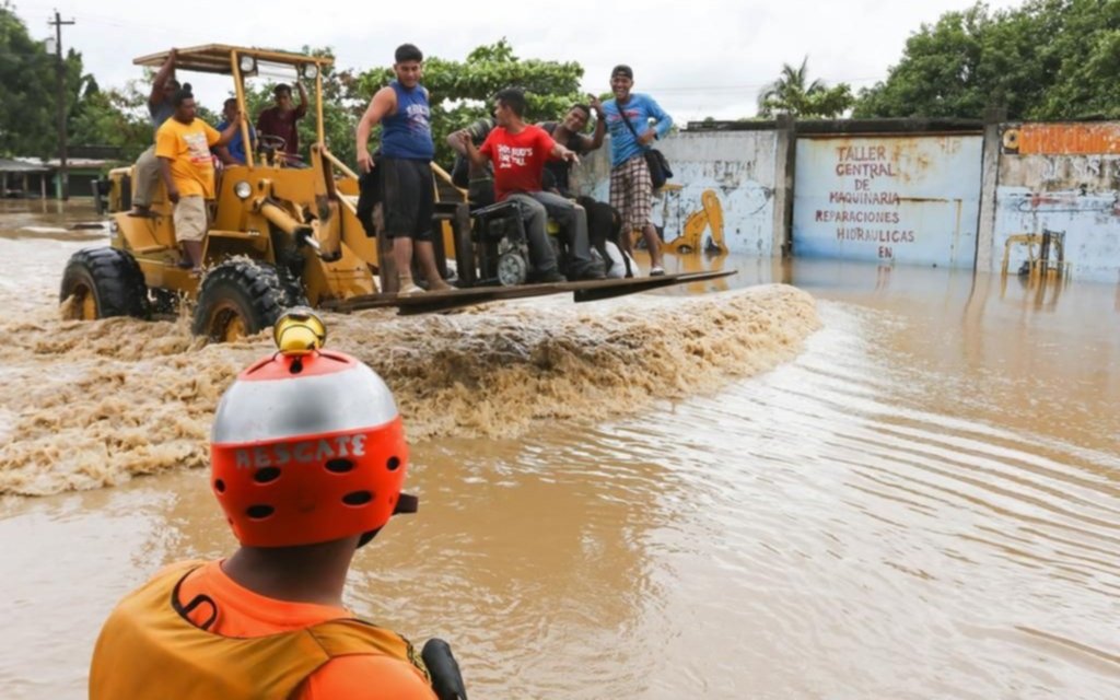 Iota deja 41 muertos, poblados inundados y daños a la infraestructura