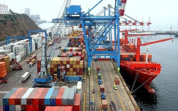 Fuerte caída del superávit comercial por el desplome de las exportaciones