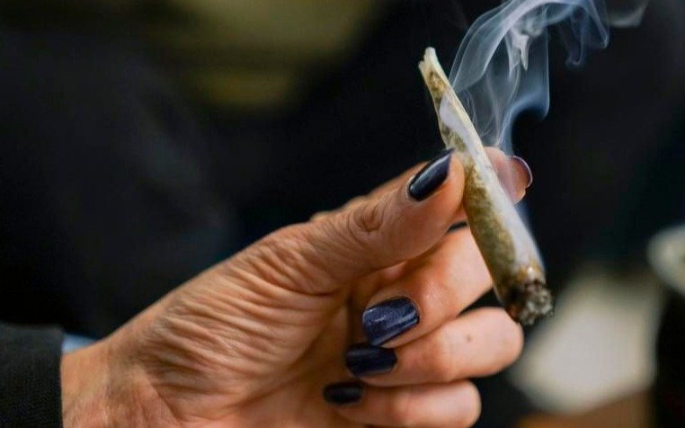 Salvo un “porrito”, en         San Francisco prohiben fumar en departamentos