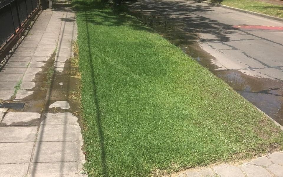 A maltraer por un caño roto en la vereda de 467 entre 17 y 19