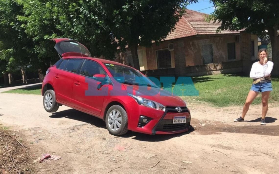 Un auto quedó atrapado en un gran pozo en 517 y 141