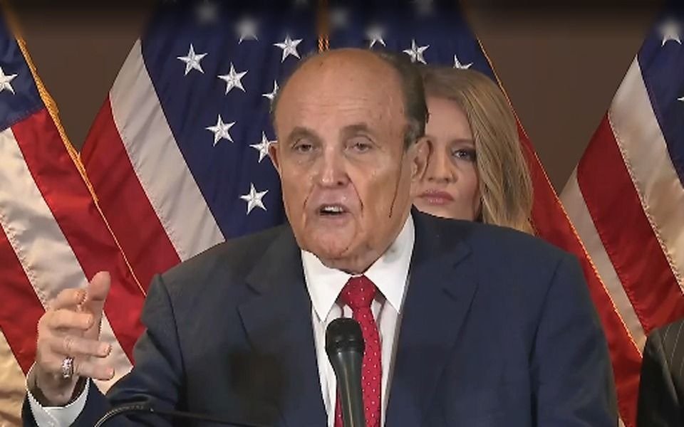 Internan a Giuliani, abogado de Trump, contagiado de COVID-19
