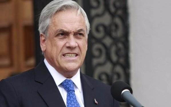 Piñera se autodenuncia por pasear sin barbijo en la playa