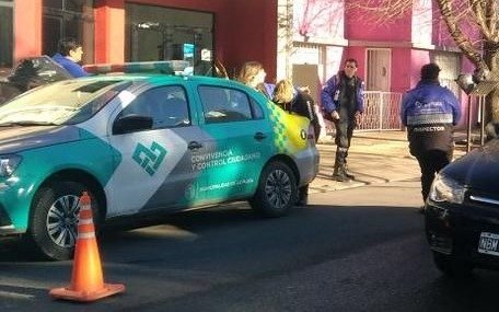 Evaden control e intentan escapar en moto: presos