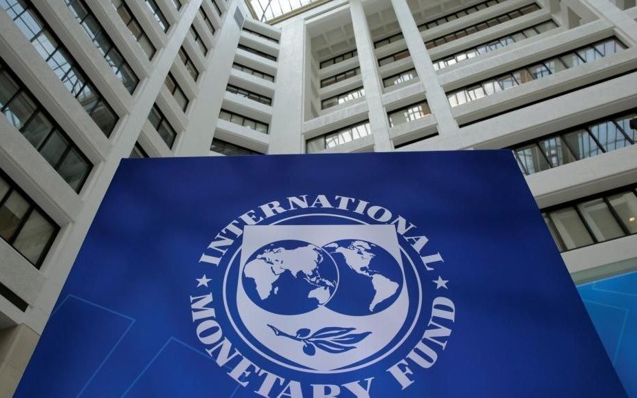 Economía negocia en EE UU con el FMI para que nos tire un centro