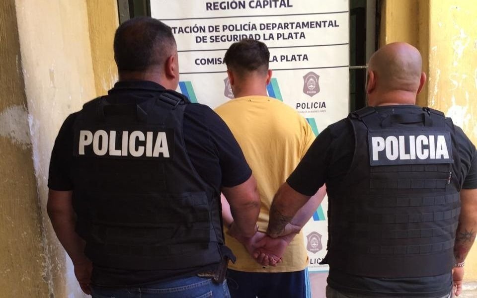 Como un “hombre araña”, le robaba al vecino que refaccionaba su casa