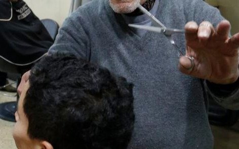 Cortes de pelo solidarios para más de mil niños en la pandemia
