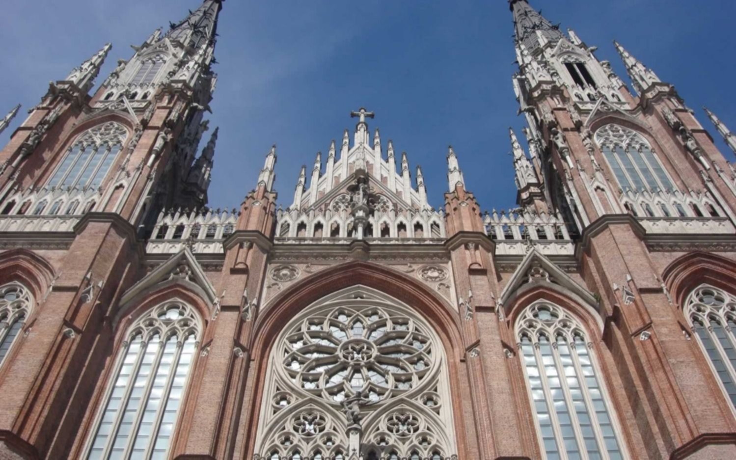 La Catedral de La Plata y una emisión postal conmemorativa