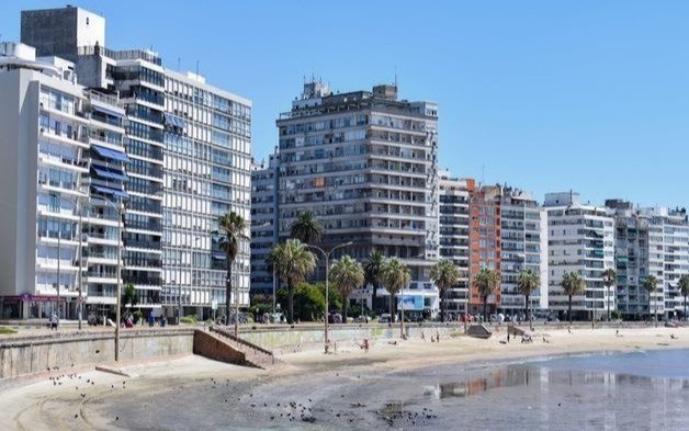 Uruguay limitó el derecho de reunión y oficializó el cierre de sus fronteras