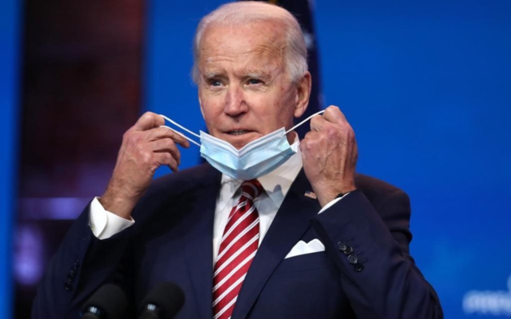 Biden se vacunó ante las cámaras de televisión