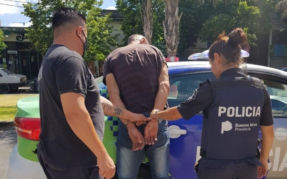 Detenido por golpes y amenazas a su pareja, una agente policial
