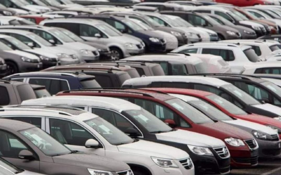 Suben impuesto para exportar autos
