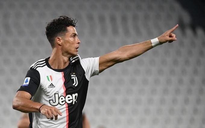 CR7 convirtió por duplicado, quebró la marca de Pelé y se desató una nueva polémica