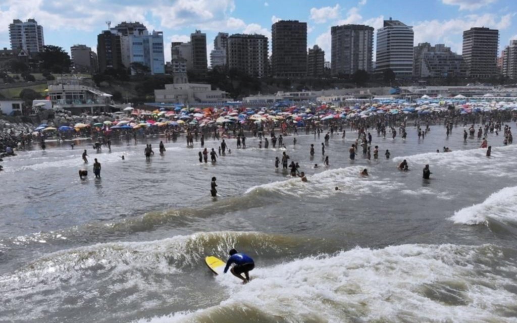Mar del Plata cerró una de sus playas por aglomeración