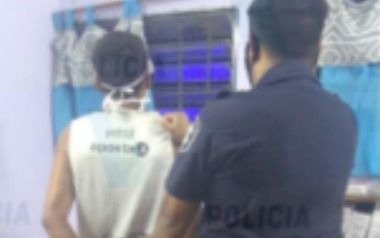 Atacó a golpes a su pareja en plena calle y lo agarraron