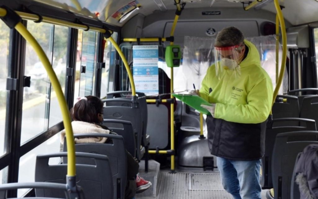 El transporte público, con igual frecuencia pero solo para esenciales