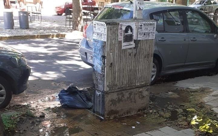 Alertan por un charco que rodea a un tablero de luz
