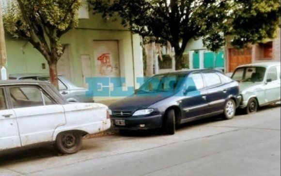Piden que se lleven dos vehículos abandonados en la zona de 36 y 23