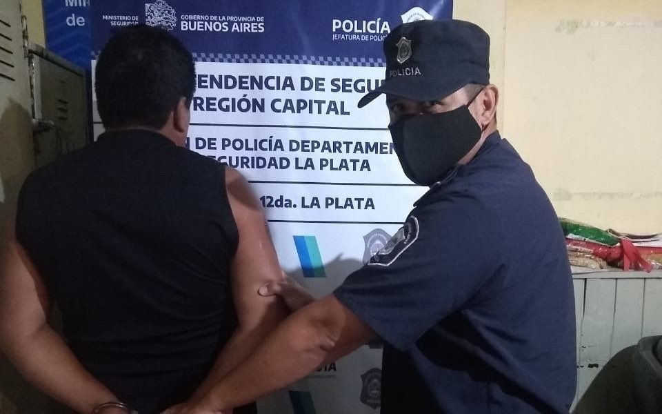 Un joven apuñalado al intentar parar una agresión a su madre