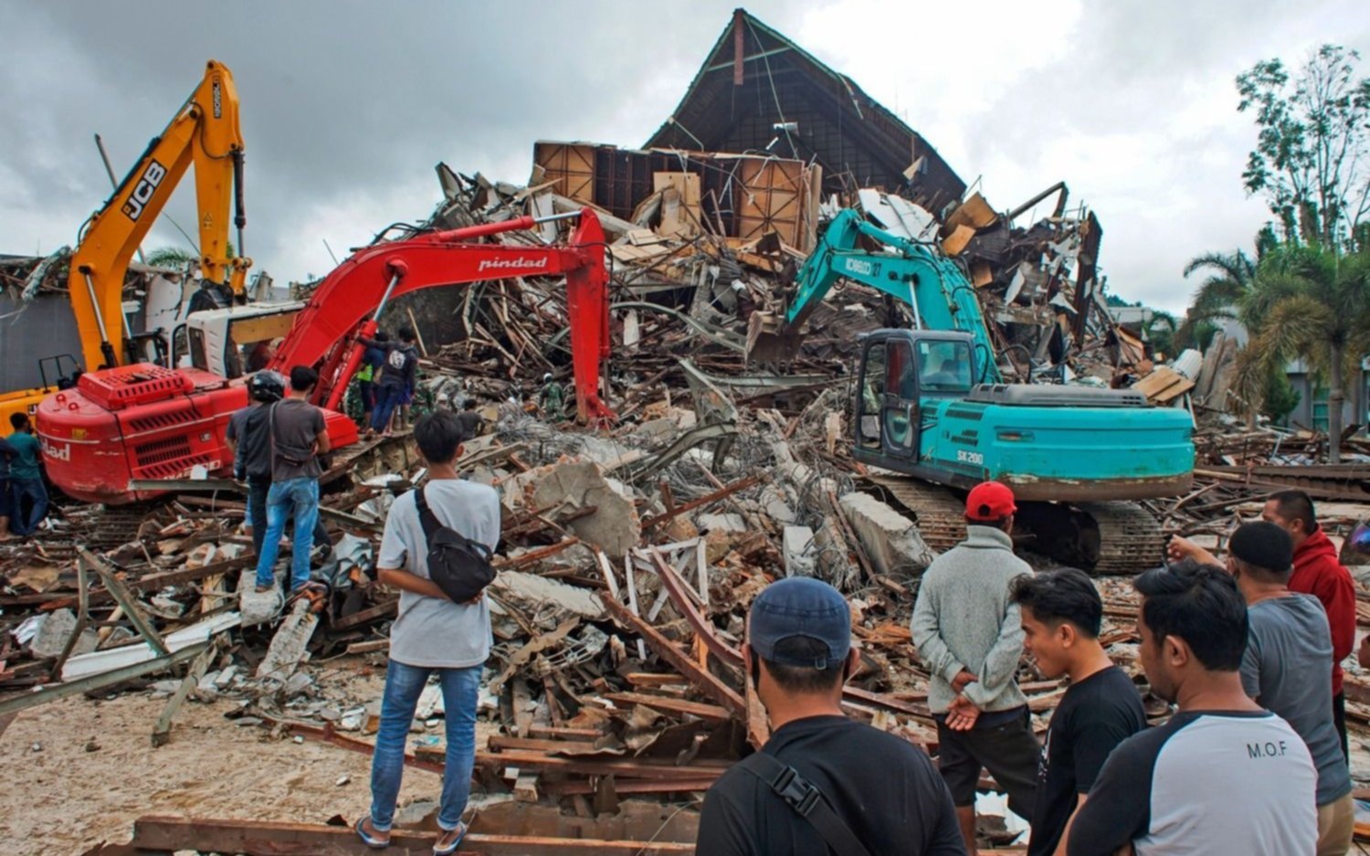 Al menos 42 muertos por un sismo tremendo en Indonesia