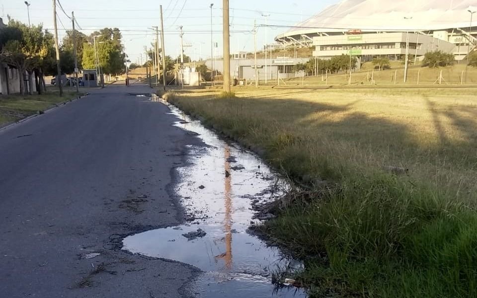Una pérdida de agua en las inmediaciones del Estadio Único ya cumplió 4 años