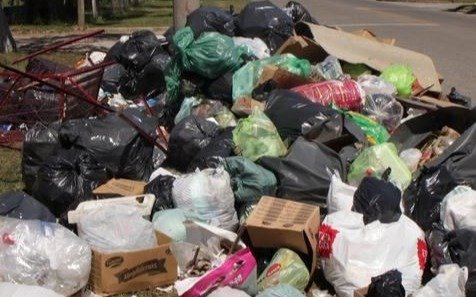 En 4 bis entre 613 y 614 se armó un “basural” a cielo abierto y nadie limpia