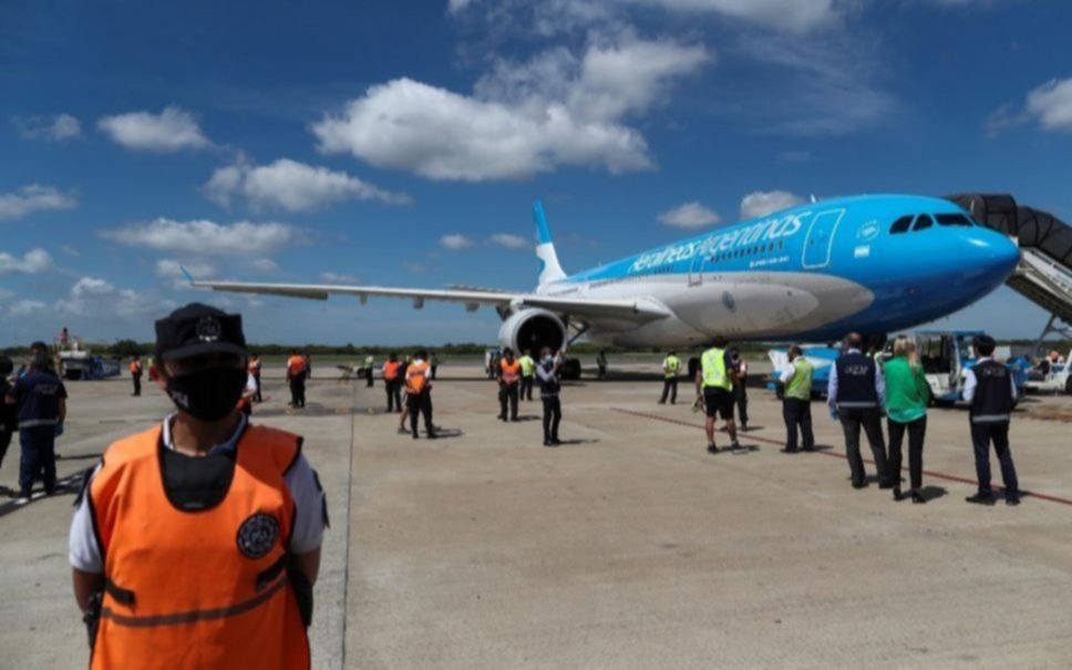 El avión de las vacunas, con retraso por una tormenta