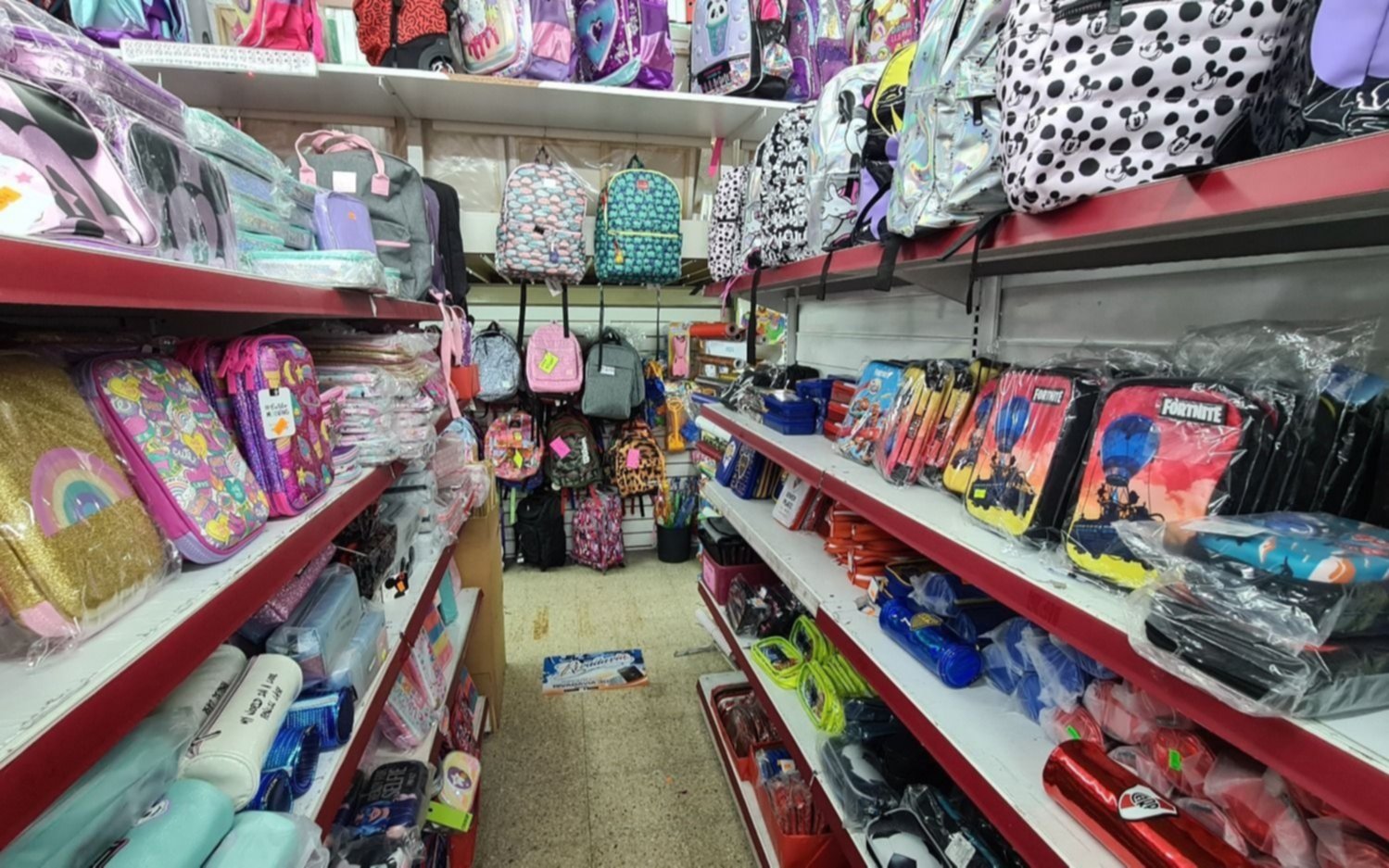 Piqueteros salieron a controlar ahora precios de la canasta escolar