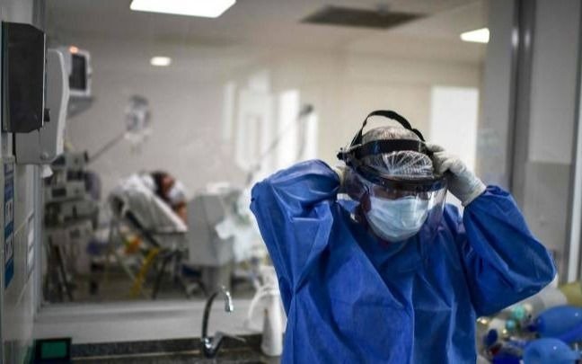 Otra vez cerca de los 8 mil casos y 107 nuevas muertes en el país