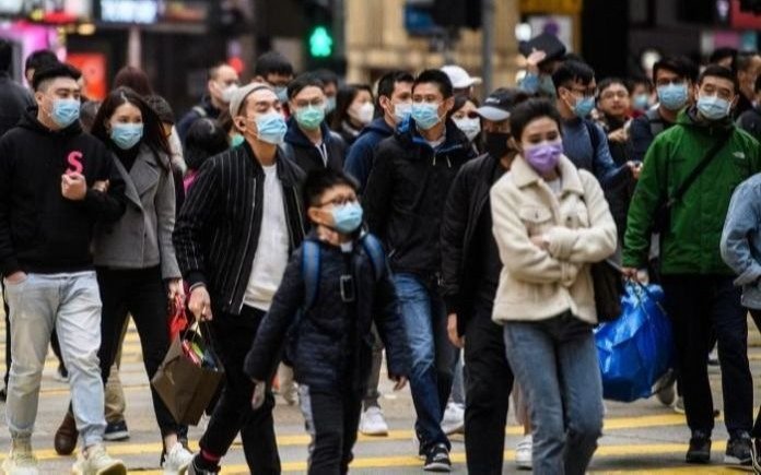Hong Kong deja que aten a la cama a niños en cuarentena