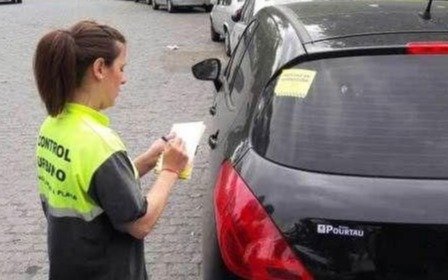 Lo multaron y salió a la “caza” de los autos oficiales mal estacionados