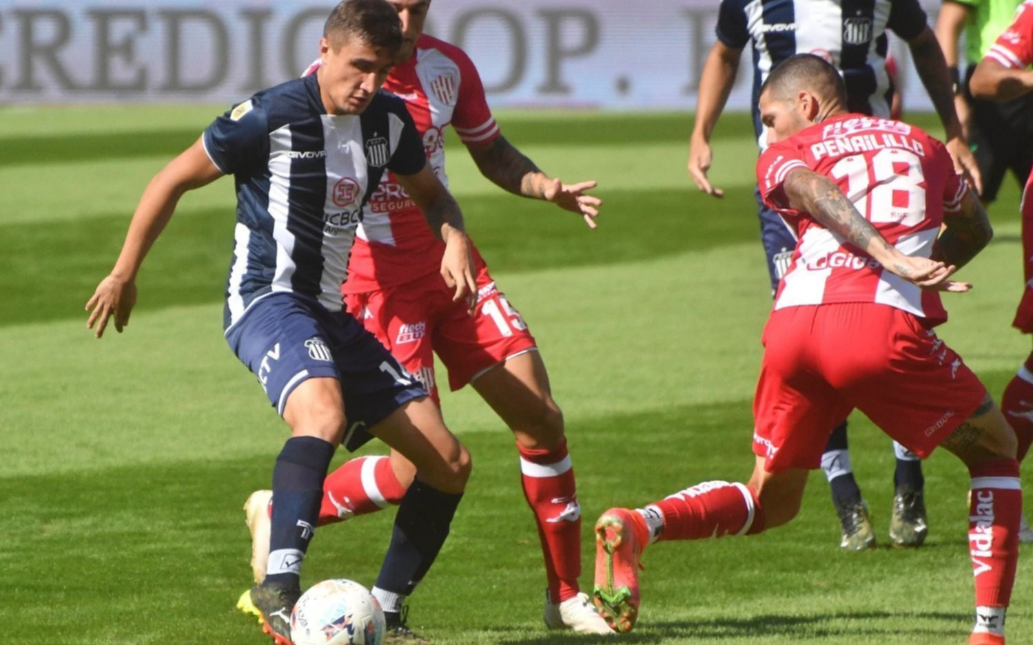 Talleres goleó a Unión y se prendió en la pelea