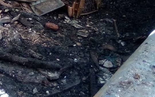 Policías rescataron a un hombre de un incendio en una casa de Los Hornos