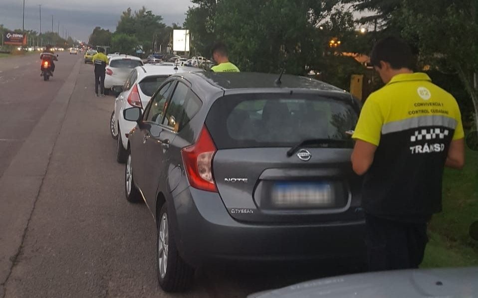 Iban haciendo zigzag a toda velocidad: los frenaron