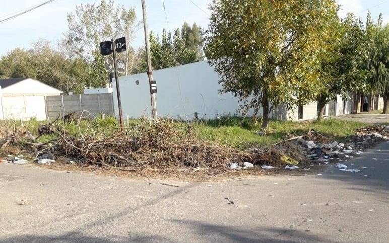 Reclamos por un basural que se formó en la esquina de 13 bis y 606