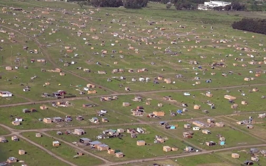 La megatoma de Los Hornos ahora fue usina de reclamos por las fiestas clandestinas