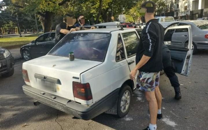 Insólito: en un vehículo mal estacionado vendían droga a escasos metros de dos edificios judiciales