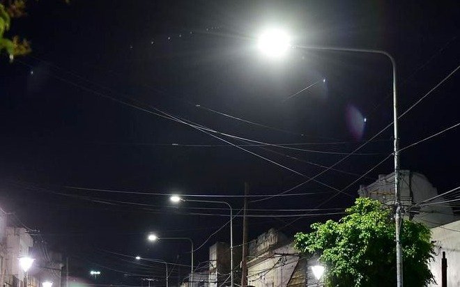 Prevén instalar unas 10 mil nuevas luminarias LED en barrios platenses